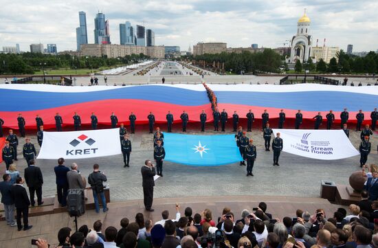 Russia's largest flag unfolding ceremony