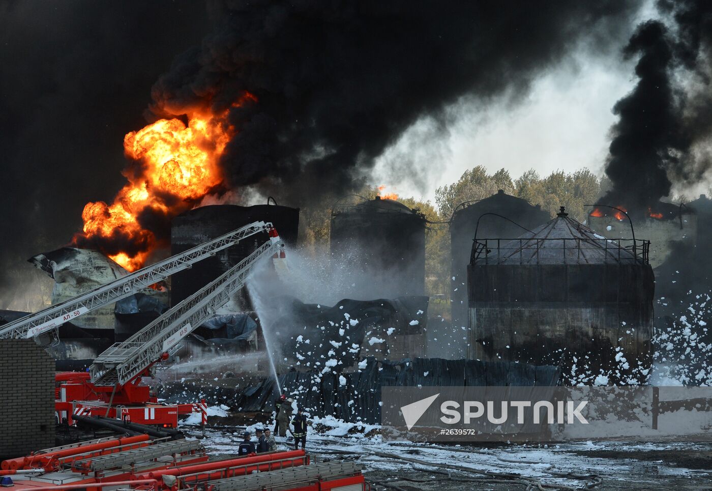 Petroleum storage base near Kiev on fire