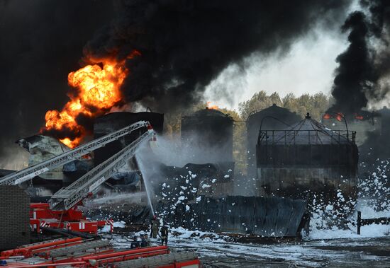 Petroleum storage base near Kiev on fire