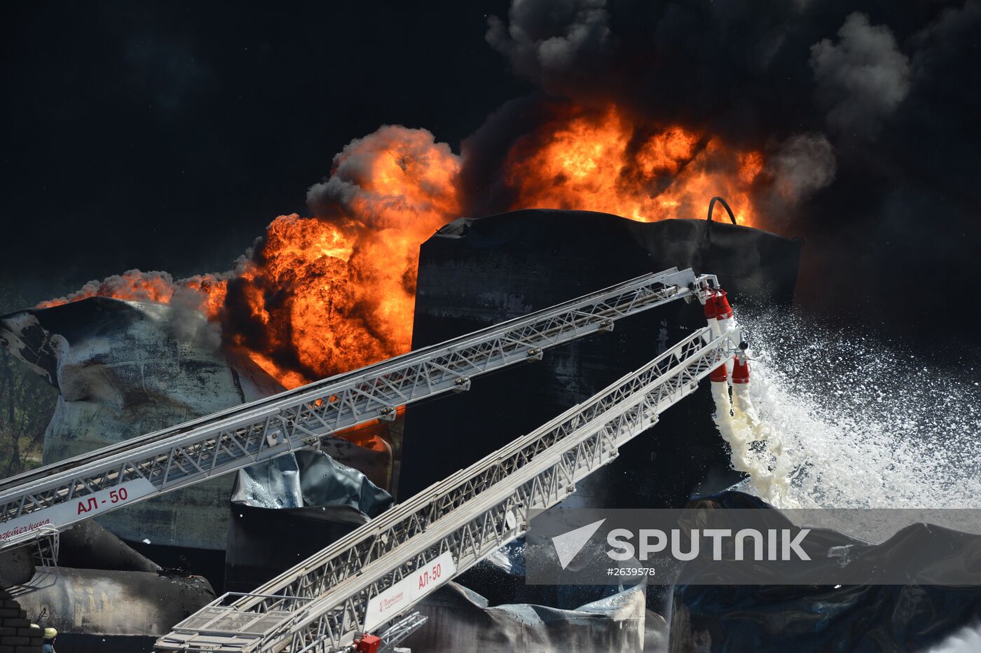 Petroleum storage base near Kiev on fire