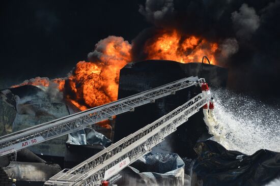 Petroleum storage base near Kiev on fire