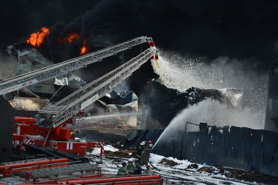 Petroleum storage base near Kiev on fire