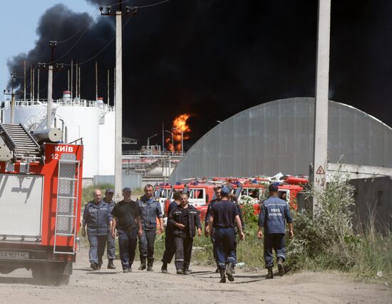 Petroleum storage base near Kiev on fire