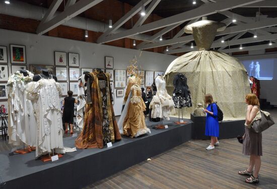 Exhibition "Costume At The Turn of The Century. 1990-2015" opens in Moscow