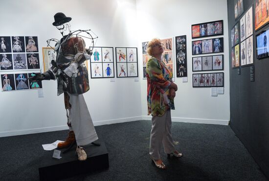 Exhibition "Costume At The Turn of The Century. 1990-2015" opens in Moscow