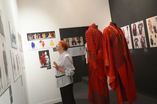 Exhibition "Costume At The Turn of The Century. 1990-2015" opens in Moscow