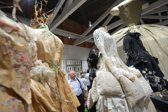 Exhibition "Costume At The Turn of The Century. 1990-2015" opens in Moscow