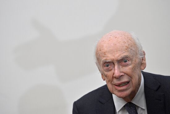 Nobel Prize winner James Watson gives open lecture in Moscow