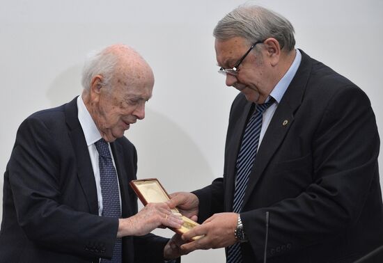 Nobel Prize winner James Watson gives open lecture in Moscow