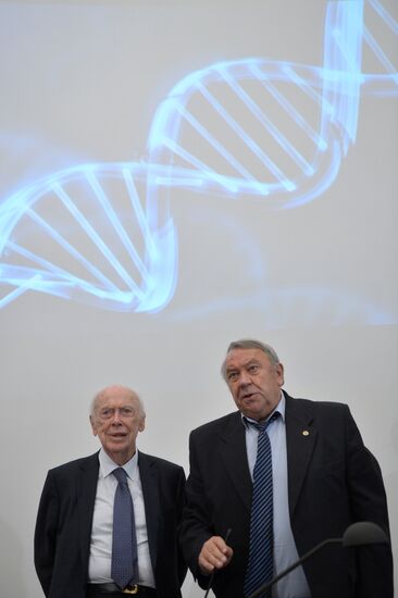 Nobel Prize winner James Watson gives open lecture in Moscow