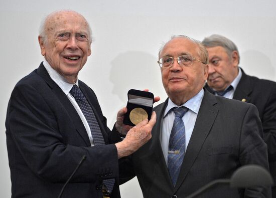 Nobel Prize winner James Watson gives open lecture in Moscow