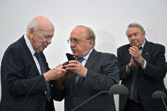 Nobel Prize winner James Watson gives open lecture in Moscow