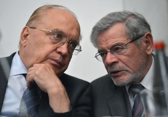 Nobel Prize winner James Watson gives open lecture in Moscow