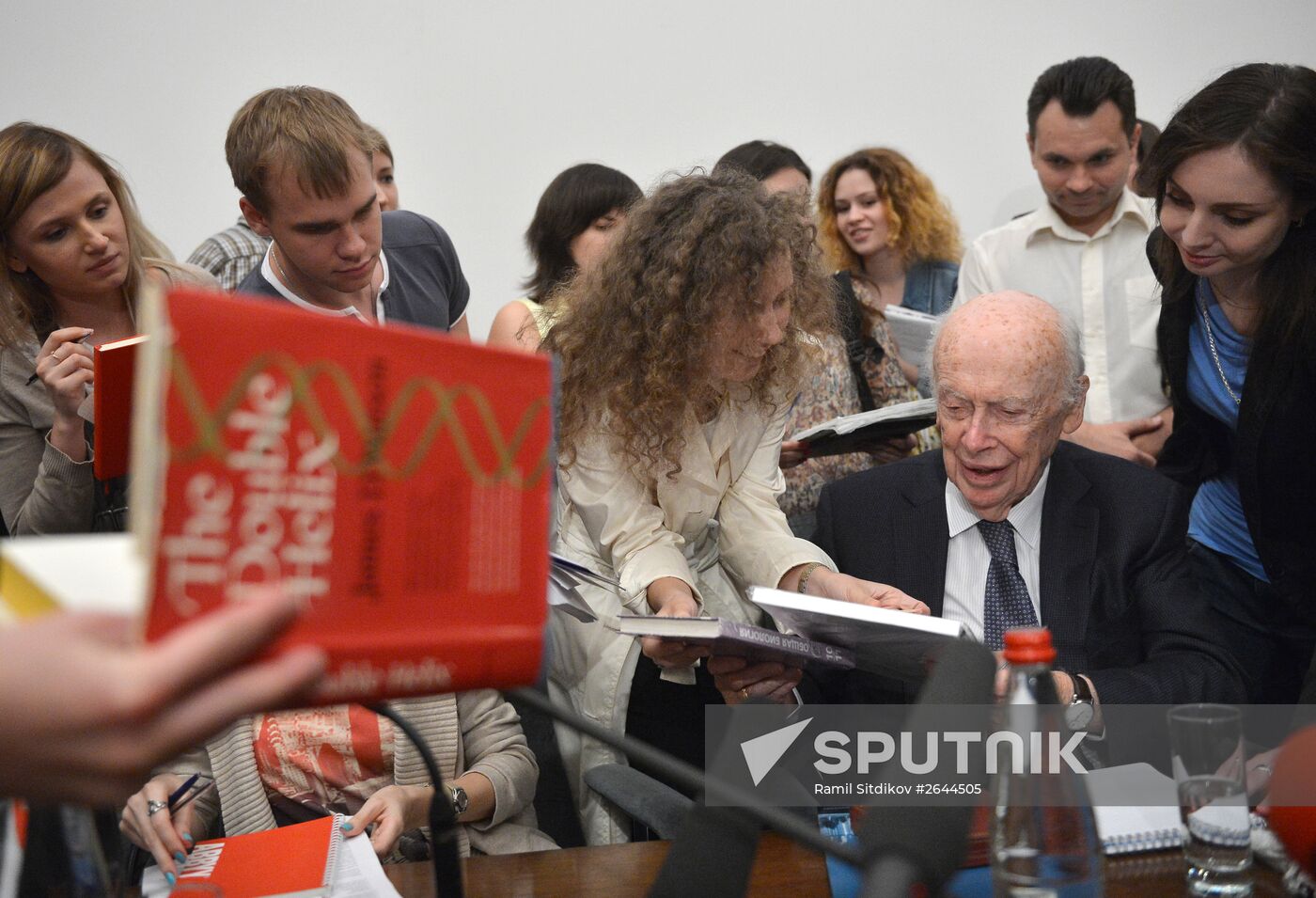 Nobel Prize winner James Watson gives open lecture in Moscow