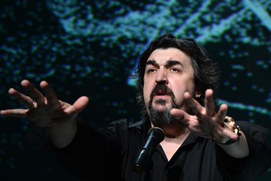 Moscow's Chekhov Art Theater stages "Illusions" show