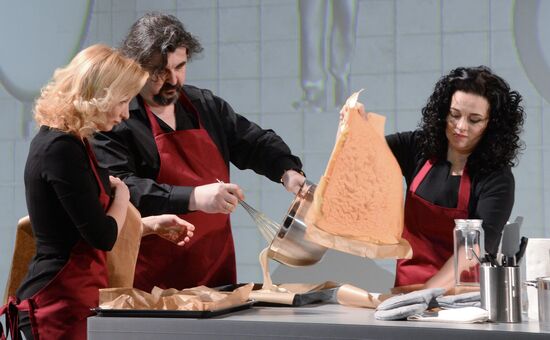 Moscow's Chekhov Art Theater stages "Illusions" show