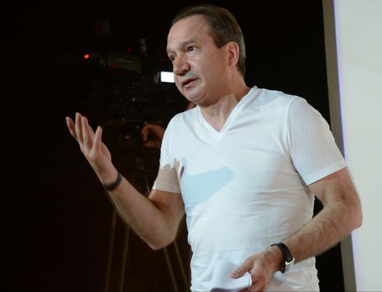 Moscow's Chekhov Art Theater stages "Illusions" show