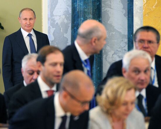 Vladimir Putin visits St. Petersburg