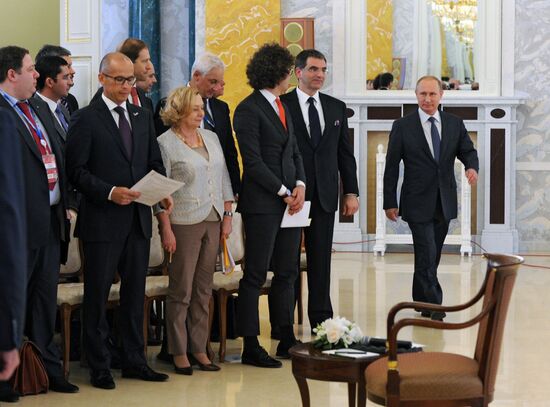 Vladimir Putin visits St. Petersburg