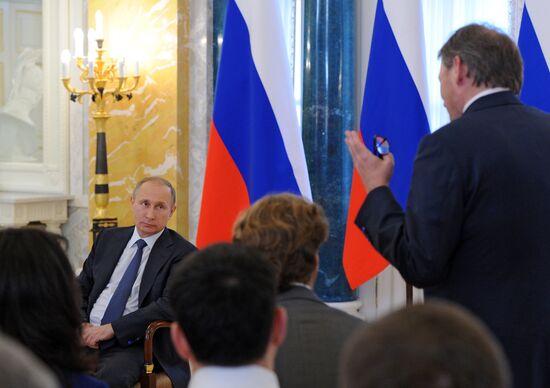 Vladimir Putin visits St. Petersburg