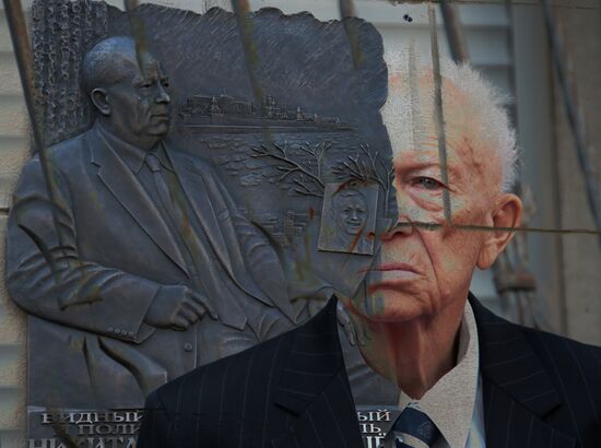 Memorial plaque unveiled to honor Nikita Khrushchev