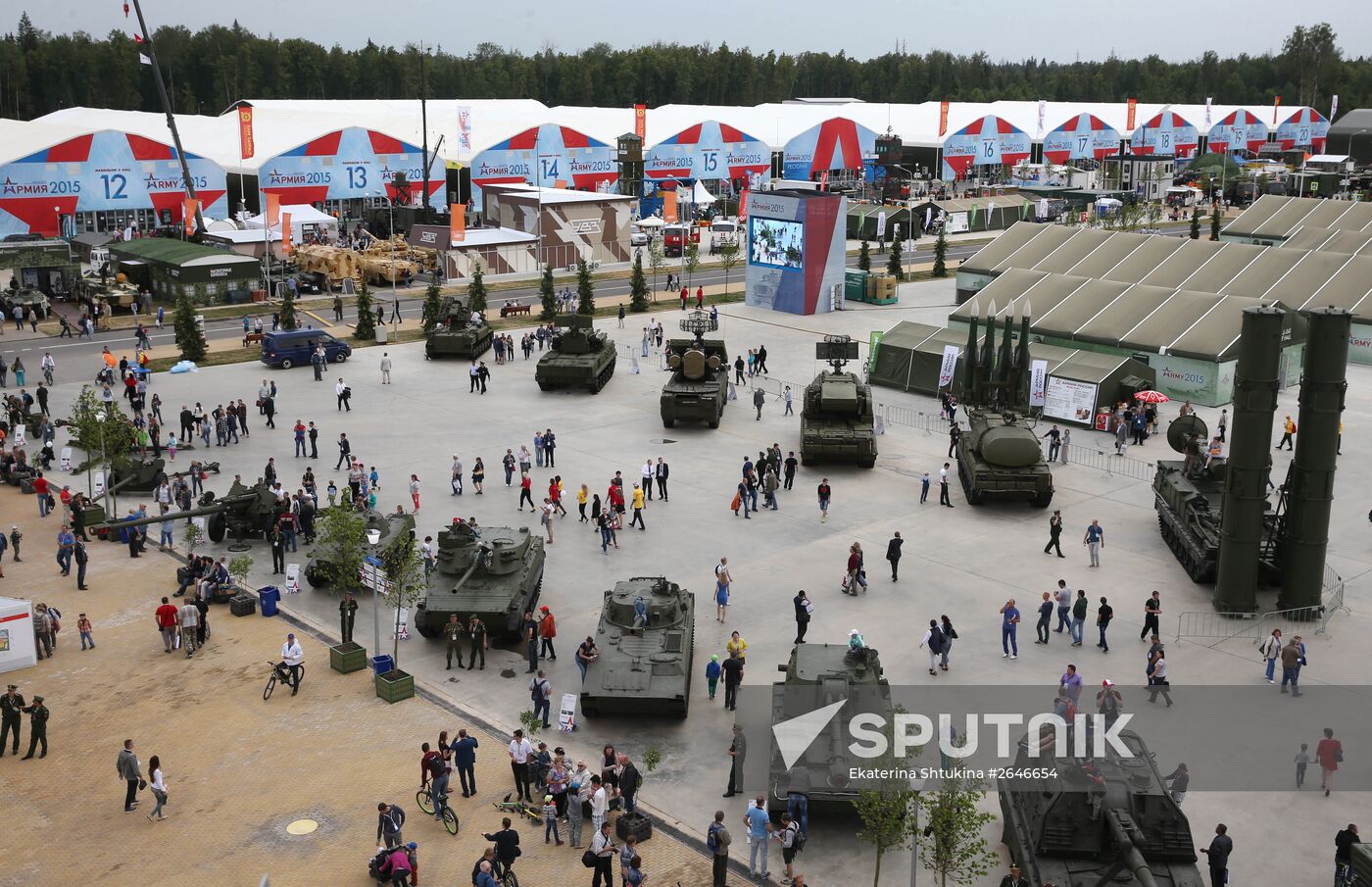 Prime Minister Medvedev visits ARMY 2015 International Military Technical Forum