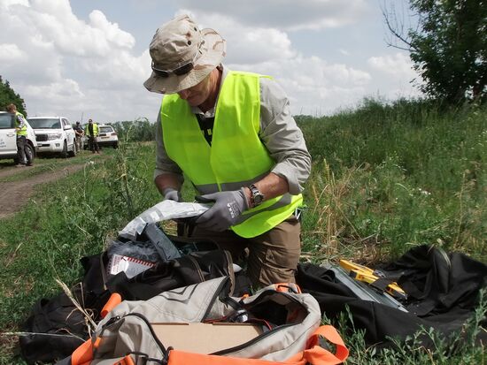 International experts arrive in Donetsk to investigate Malaysian MH17 Boeing crash