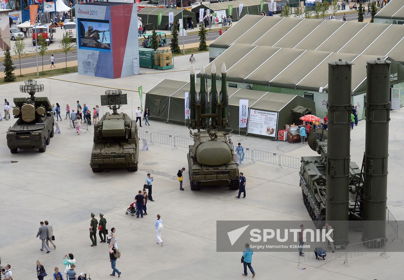 Prime Minister Medvedev visits ARMY 2015 International military technical forum