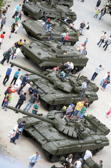 Prime Minister Medvedev visits ARMY 2015 International military technical forum