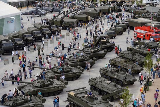 Prime Minister Medvedev visits ARMY 2015 International military technical forum