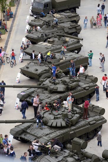 Prime Minister Medvedev visits ARMY 2015 International military technical forum