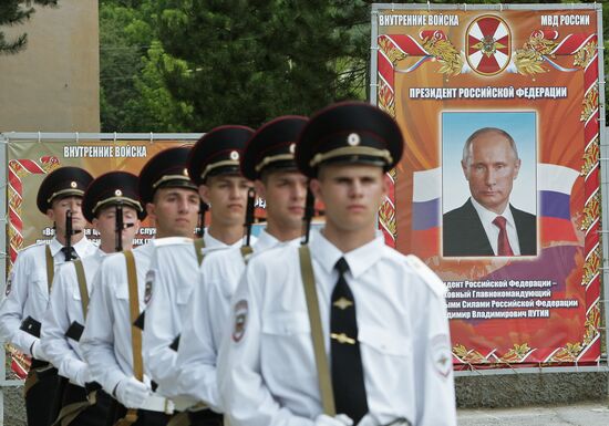 Interior Ministry Troops regiment in Crimea given Colors, recruits take oath