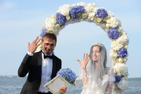 Russian biathlete Anton Shipulin and Luiza Sabitova get married in Yekaterinburg