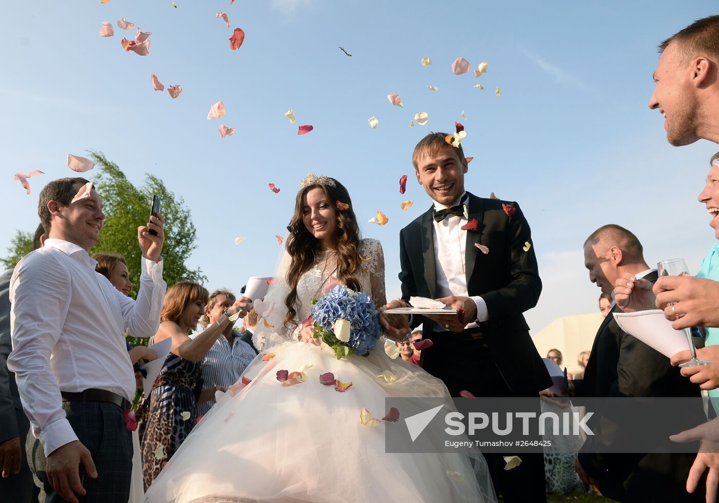 Russian biathlete Anton Shipulin and Luiza Sabitova get married in Yekaterinburg