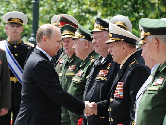 Laying wreath at Tomb of the Unknown Soldier near Kremlin Wall