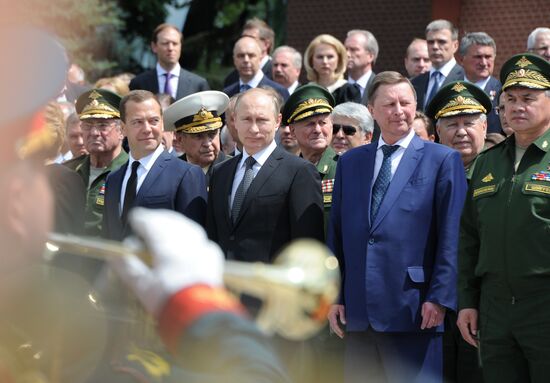 Laying wreath at Tomb of the Unknown Soldier near Kremlin Wall