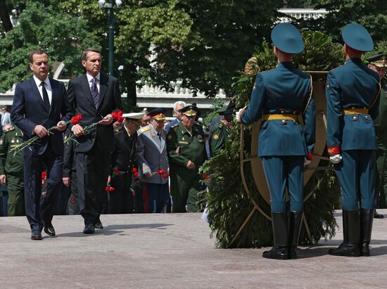 Laying wreath at Tomb of the Unknown Soldier near Kremlin Wall