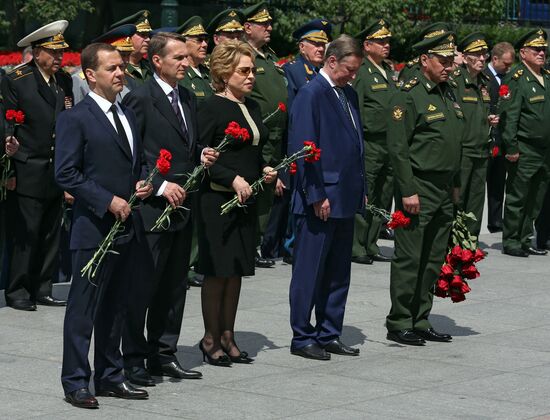 Laying wreath at Tomb of the Unknown Soldier near Kremlin Wall