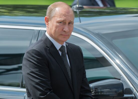 Laying wreath at Tomb of the Unknown Soldier near Kremlin Wall