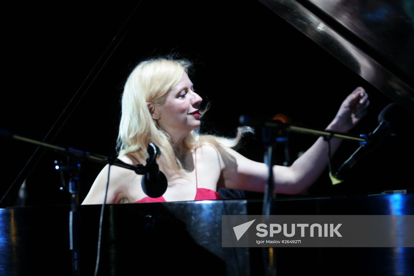 US pianist Valentina Lisitsa visits Donetsk