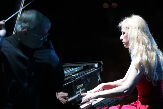 US pianist Valentina Lisitsa visits Donetsk