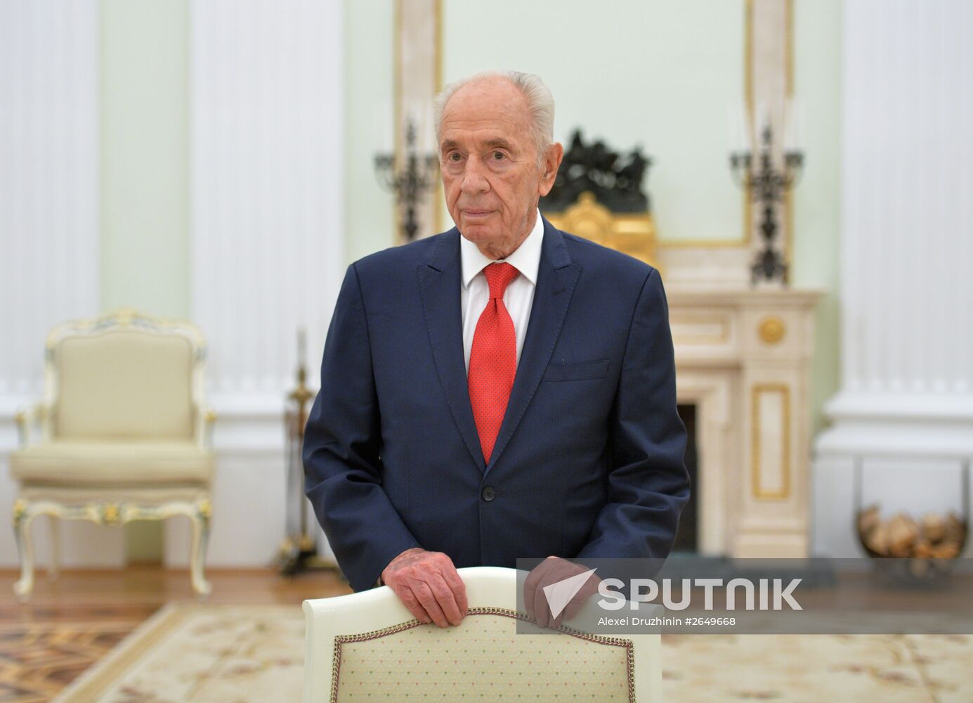 President Vladimir Putin meets former Israeli President Shimon Peres