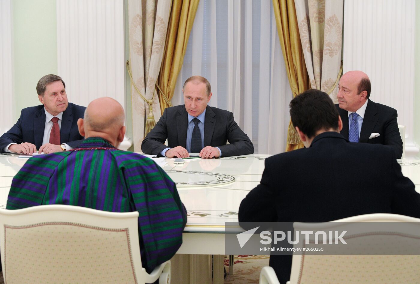 Vladimir Putin meets with former Afghan President Hamid Karzai