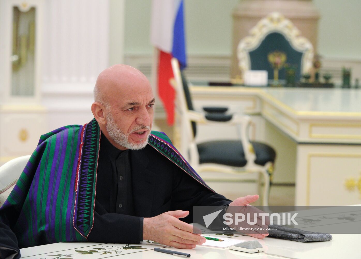 Vladimir Putin meets with former Afghan President Hamid Karzai