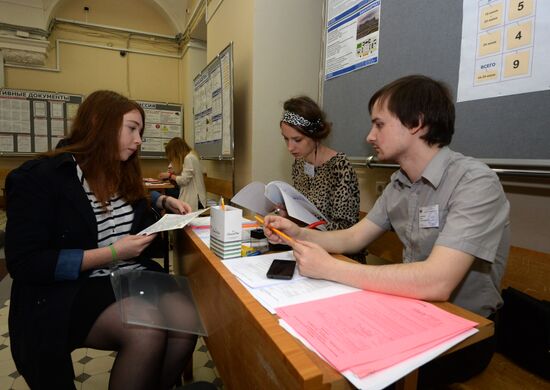 School leavers submit documents to Moscow State University