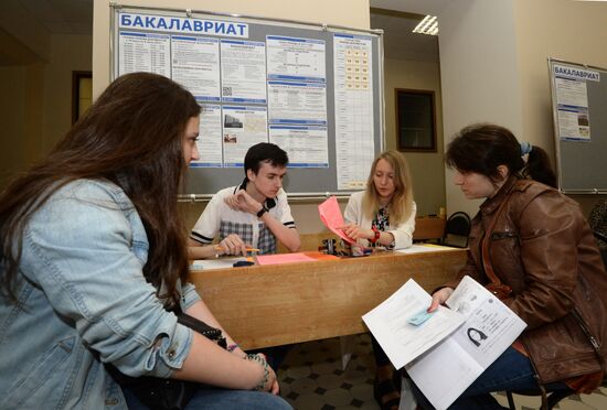 School leavers submit documents to Moscow State University