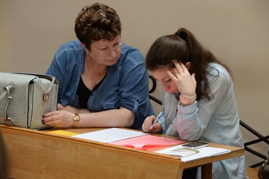 School leavers submit documents to Moscow State University