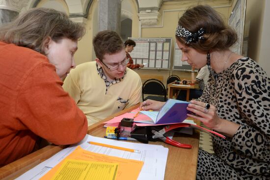 School leavers submit documents to Moscow State University