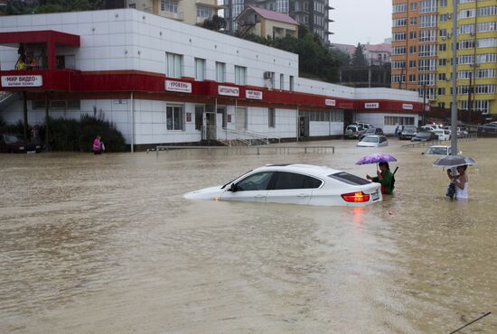 Downpour causes flash flood in Sochi