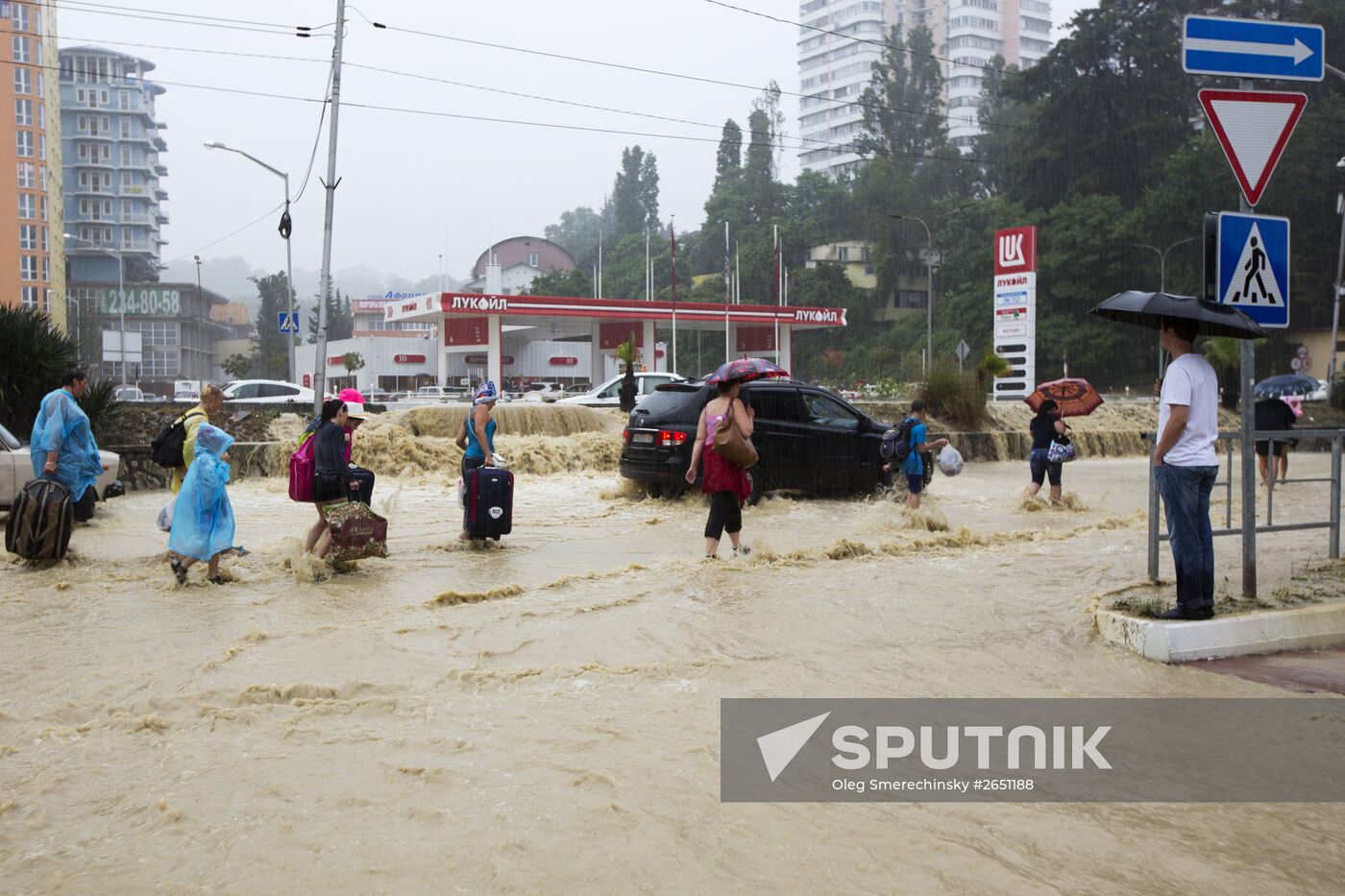 Downpour causes flash flood in Sochi